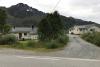 Blick auf das Ferienhaus (rechts) und die Apartments 1 und 2 (links) von Loppa Havfiske