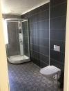 Das große Badezimmer des Ferienhauses mit Dusche und WC
