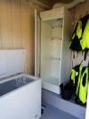 Im Schuppen befindet sich eine Gefriertruhe, ein zweiter Kühlschrank mit Gefrierteil und ein Trockenschrank für nasse Kleidung/Schuhe. Hier finden Sie auch eine Auswahl an Schwimmwesten.