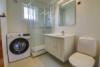 Dusch, Waschmaschine, Waschbecken und WC