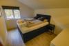Schlafzimmer mit großem Doppelbett