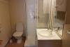 Das Badezimmer mit Waschbecken, Dusche und WC